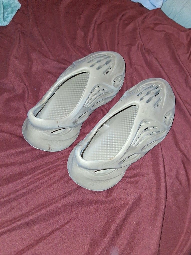 Yeezy Foam Runners Color: Clay Taupe Size 8