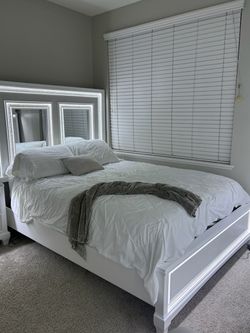 White LED glam bed frame - pickup only