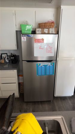 Insignia™ - 30 in. Wide 18 Cu. Ft. Top-Freezer Refrigerator