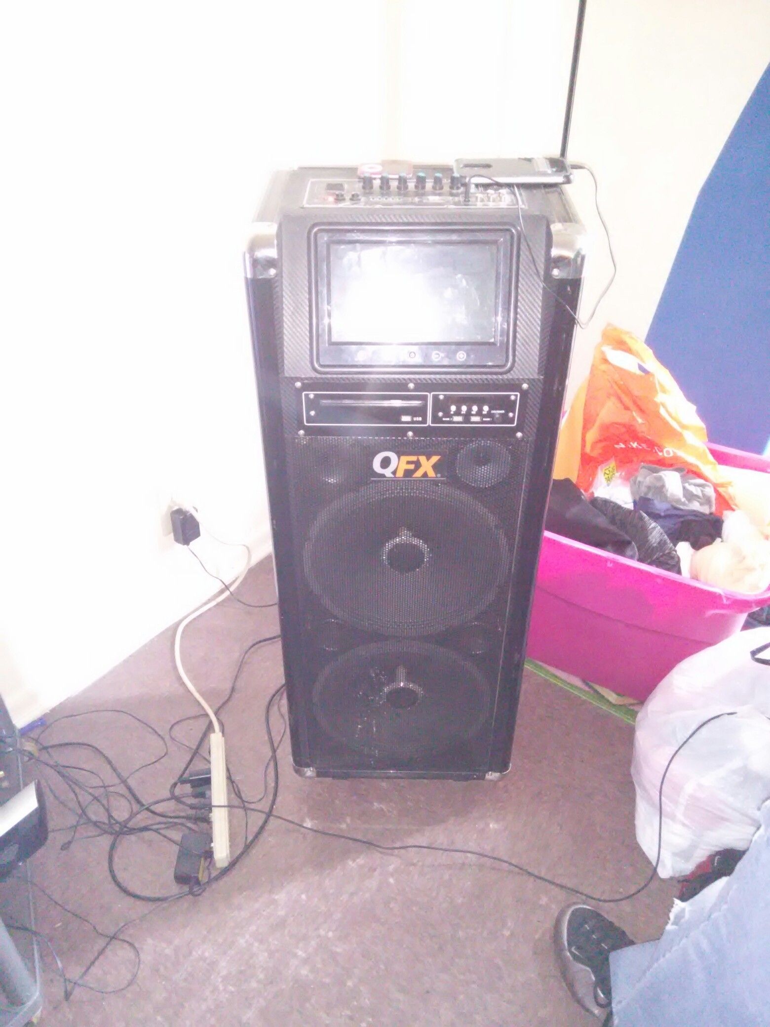 Karaoke speaker machine/DVD player/amp/microphone input