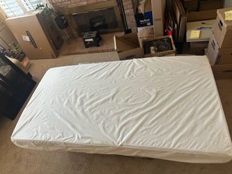 Twin mattress - excellent condition, no stains
