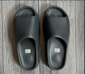 Yeezy slides onyx