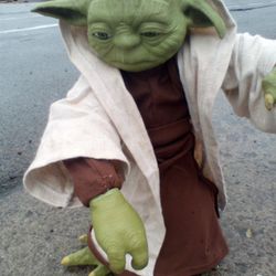 Walking Talking Yoda 