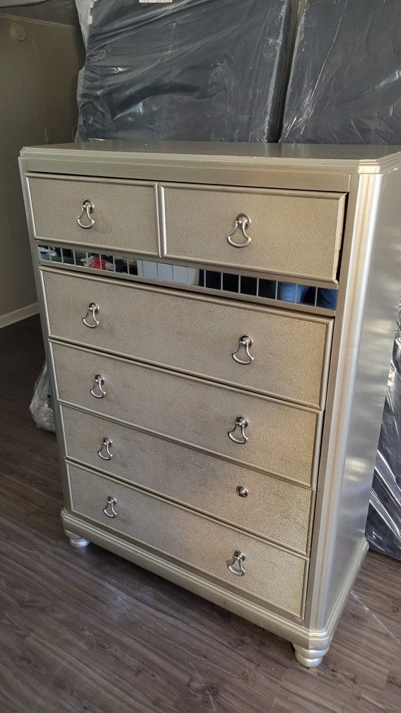 Dresser With 5 Drawers