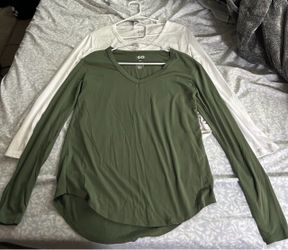 Women’s long sleeve V neck xs 2
