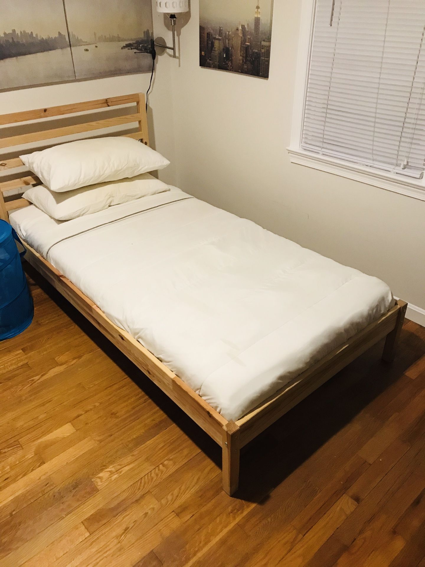 Excellent Twin Platform bed w/Memory foam cooling gel mattress, comforter & pillows
