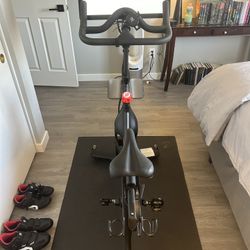 Peloton exercise/ stationary bike less than a year old streams Netflix with extras