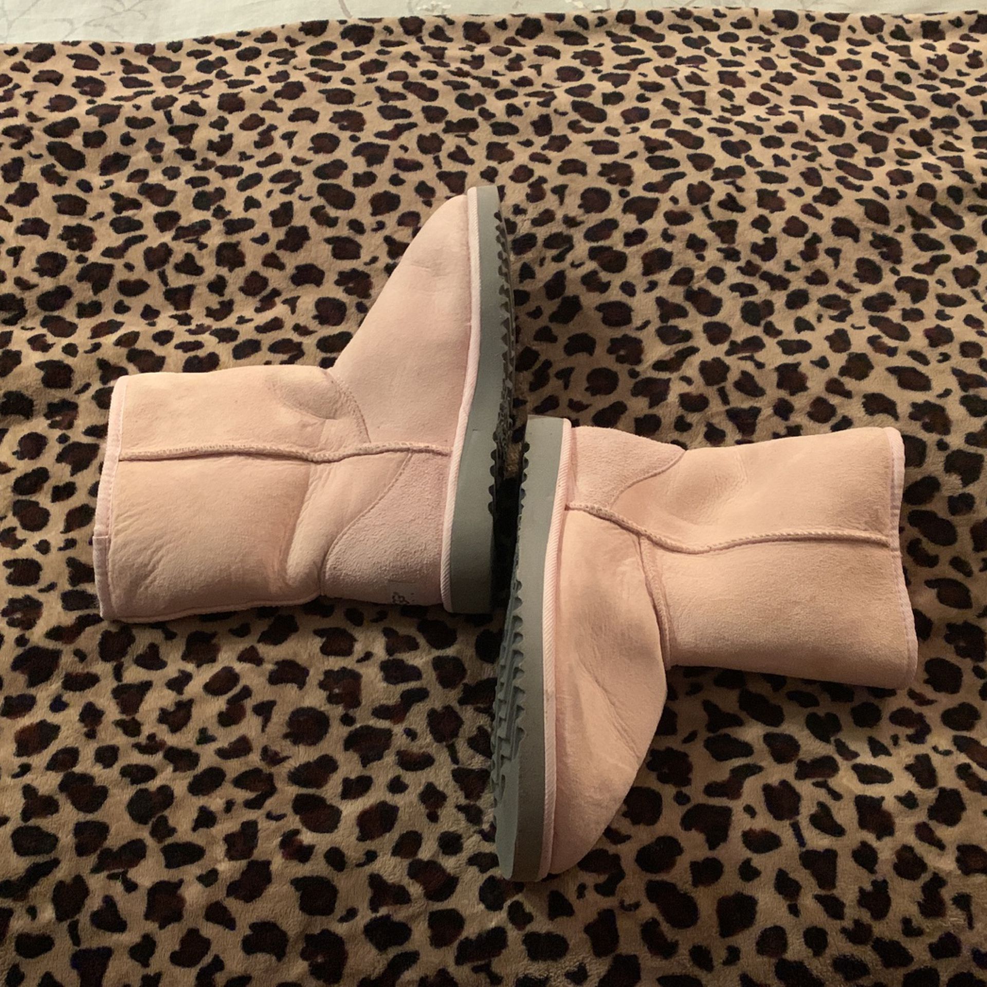 BABY PINK UGG BOOTS SIZE W8 FOR SALE!!