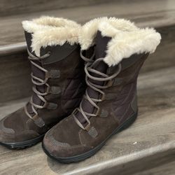 Columbia Women's Snow Boots (size 7)
