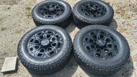Chevrolet/GMC 2500 wheels and tires 20"