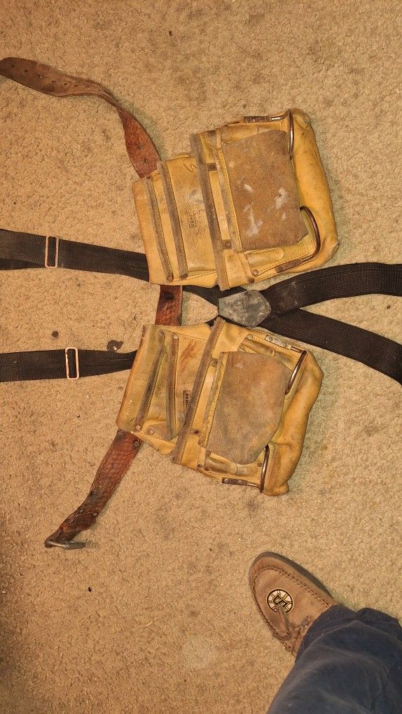 Professional 8 pocket tool pouch complete with suspenders.