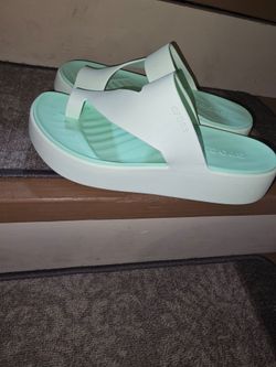 Crocs Women's Platform Flip Flop Sandals – Mint Green – Excellent Condition size 8