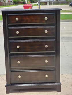 DRESSER