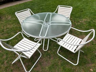 Round 47” in Diameter Patio Table with 4 Chairs