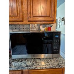 Panasonic 2.2 cu.ft. Genius sensor 1250w