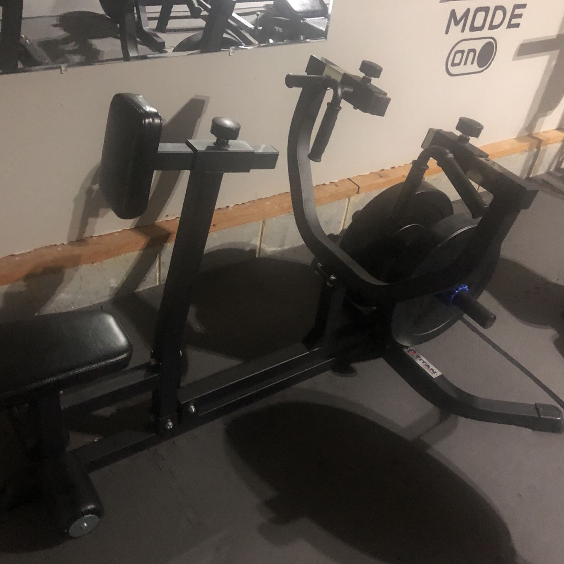 Plate-Loaded Chest Supported T-Bar Row Machine - Incline Back