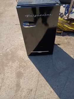 Frigidaire Retro Mini Fridge Black