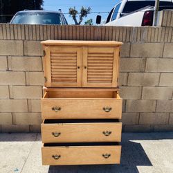 Maple chest of drawer      