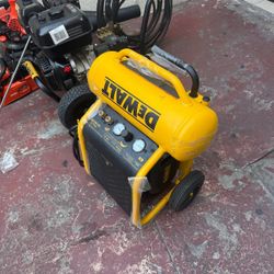 Dewalt compressor 4.5 gallon costumer return to Home Depot as is like new 