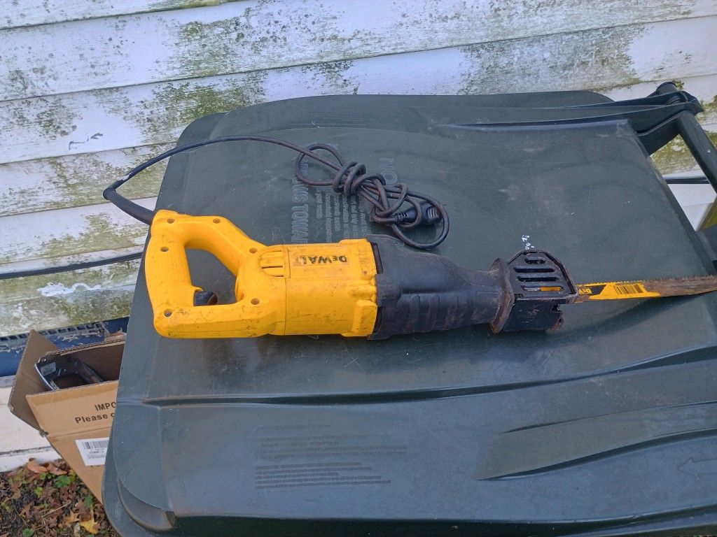 DeWalt Saw