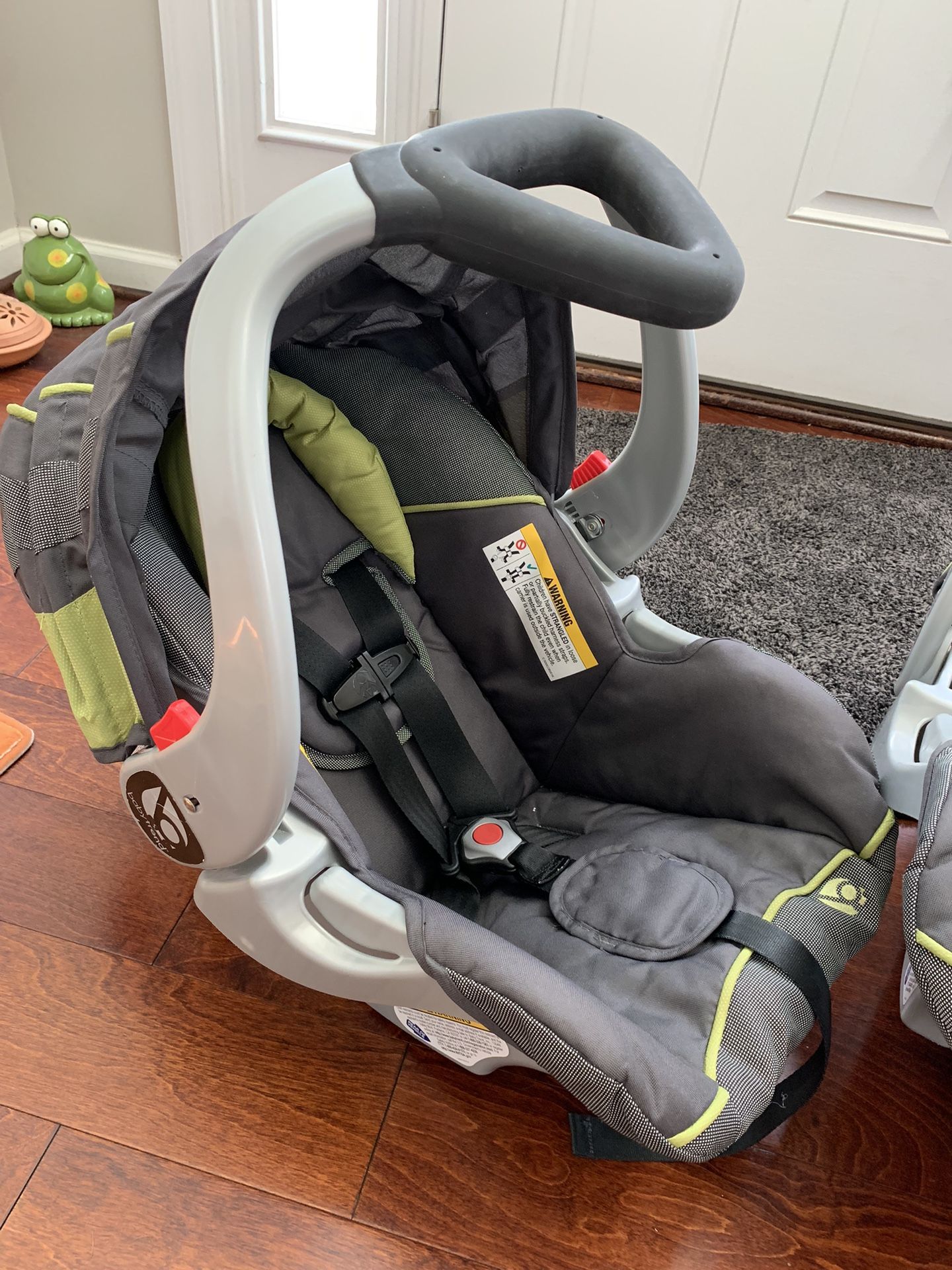 Like NEW Car seat With 2 Bases