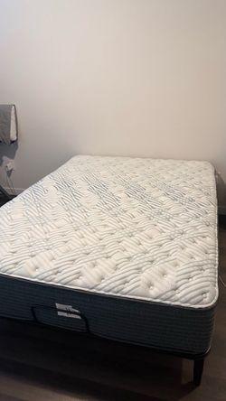 Queen Beautyrest PressureSmart Mattress + Bed Frame – Excellent Condition
