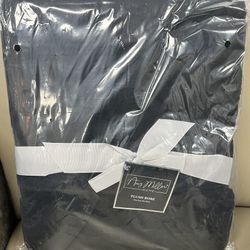 🛁 NEW Amy Miller Home Plush Robe – One Size Fits Most – Soft & Cozy!  Stay warm and comfortable in this brand-new Amy Miller Home Plush Robe. Still s