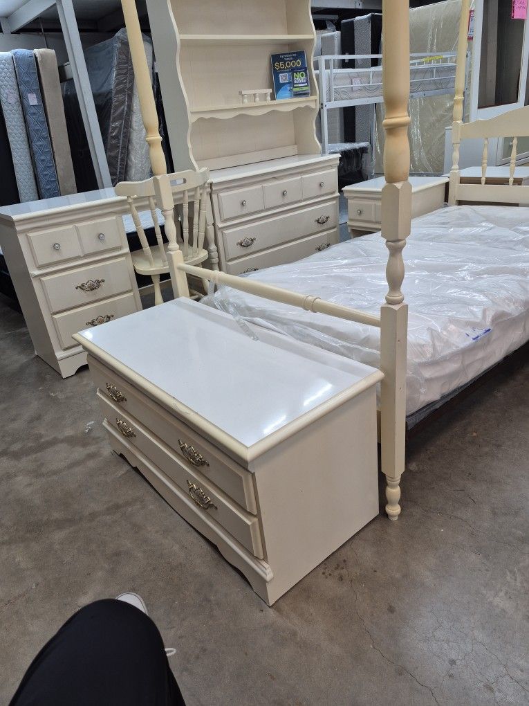 Twin sized bedroom set with numerous pieces for Sale in San Antonio, TX ...