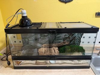 Terrarium for leopard gecko or other small reptile, clean and in excellent condition