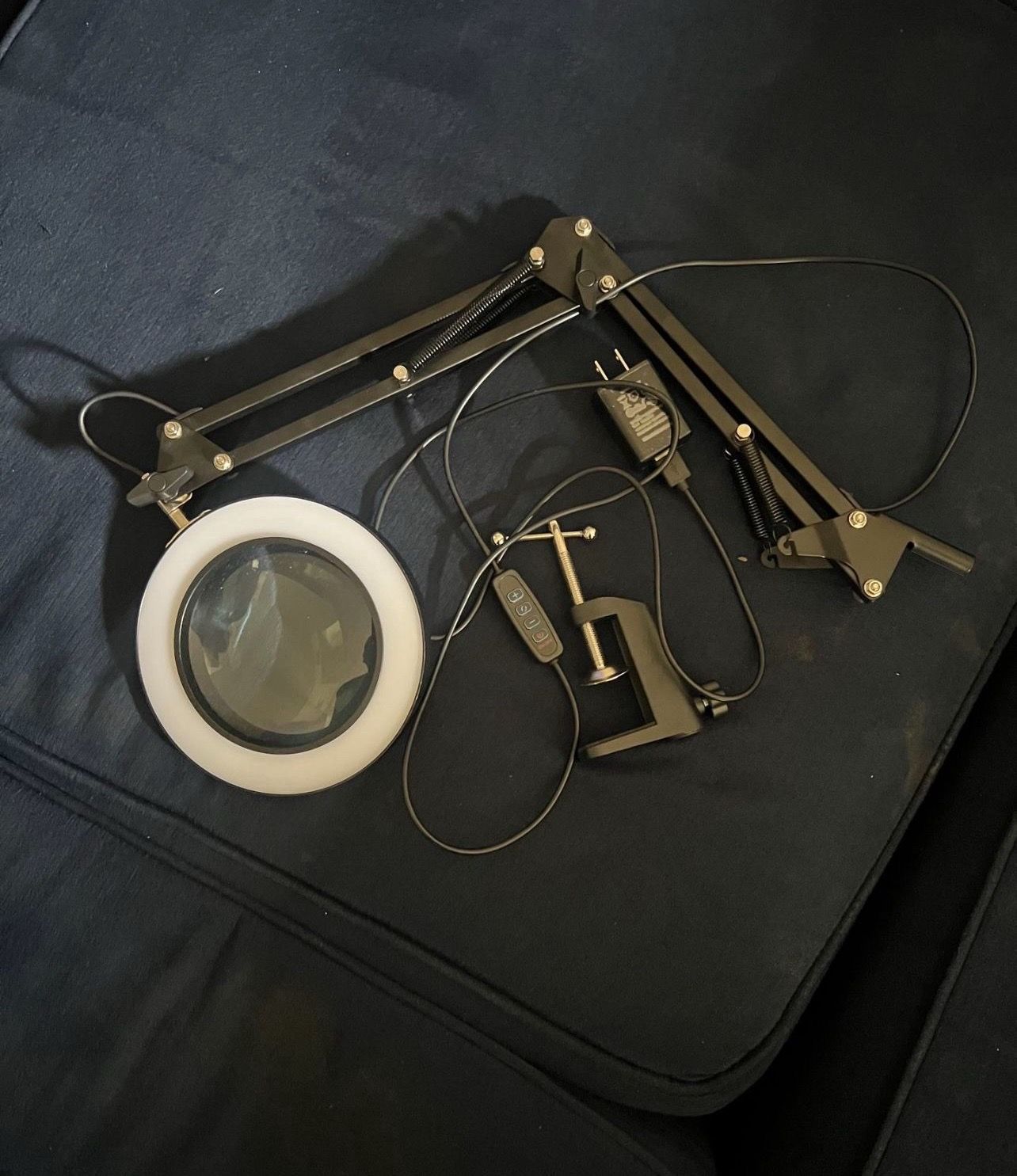 Magnifying light
