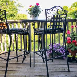 Hi-top Patio Table w 2 Chairs