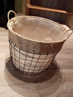 Large metal basket with liner
