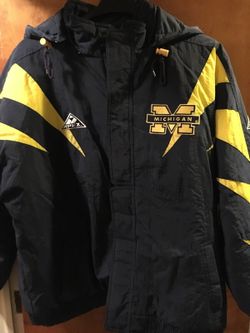 U of M hooded jacket in XL