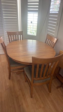 Dinette table with four chairs good condition