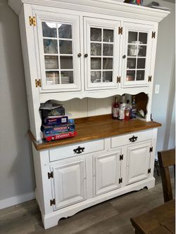 Beautiful  kitchen cabinet hutch solid oak wood in great condition , can be used as buffet table f family event
