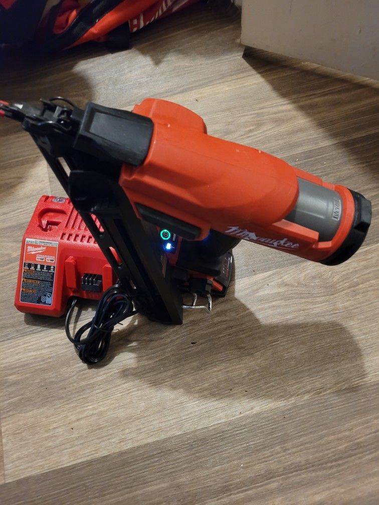 Finish Nailer 15g 18v Fuel Batery Charge