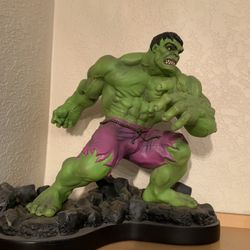 Hulk Statue 