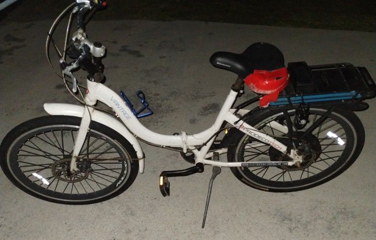 Prodeco Stride 300 Electric Bike Battery Won't Charge back brakes cable popped. Very Firm Price.