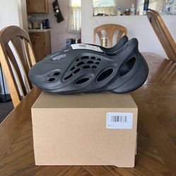 Adidas Yeezy Foam RNR Onyx Size 11