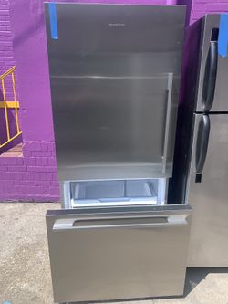 Fisher & Paykel 30in. bottom freezer fridge in excellent conditions with 4 months warranty