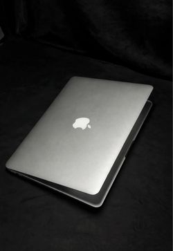 Apple MacBook Pro 13” Retina i5/8GB/256GB SSD $180