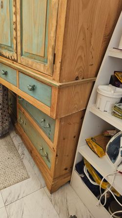 Armoire/Hutch