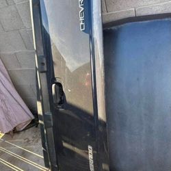 Hello, I’m selling the rear tailgate for my 2005 Chevy Silverado 1500 crew cab color is dark blue asking 150