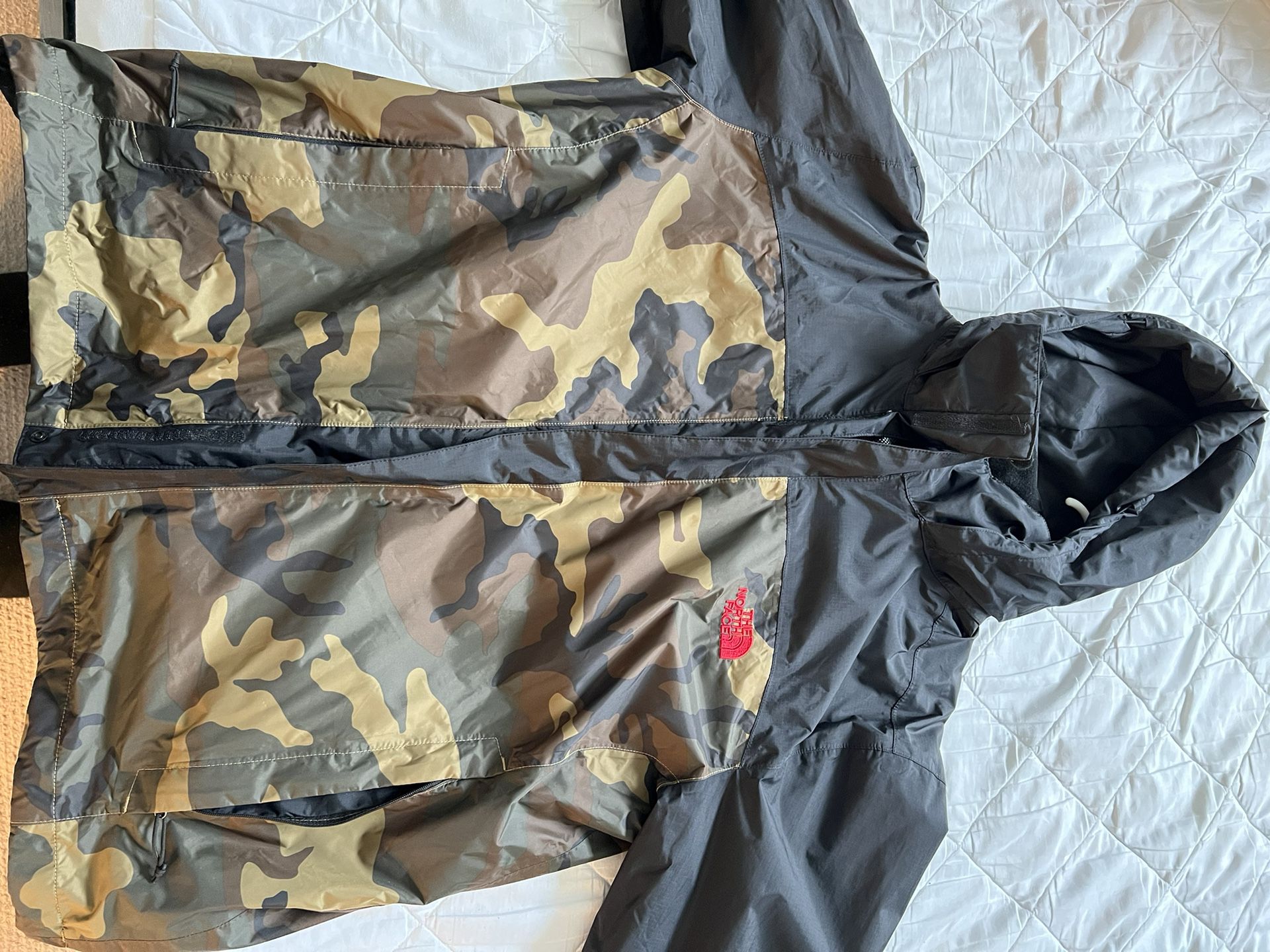 North Face X  Urban Outfitters Camo Resolve Jacket