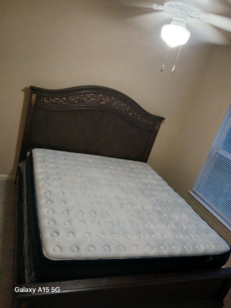 King Size Bed (Mattress Not Included) Brand New In The Box 300 Obo