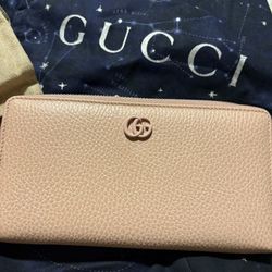 Women’s Gucci GG Marmont wallet 