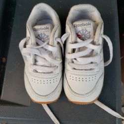Classic White Reebok Sz 5 Little Kids