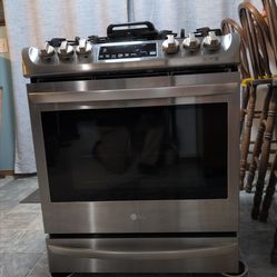 L G Duel Fuel Range/ propane/ electric oven