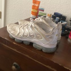 white vapor maxes size 10/5