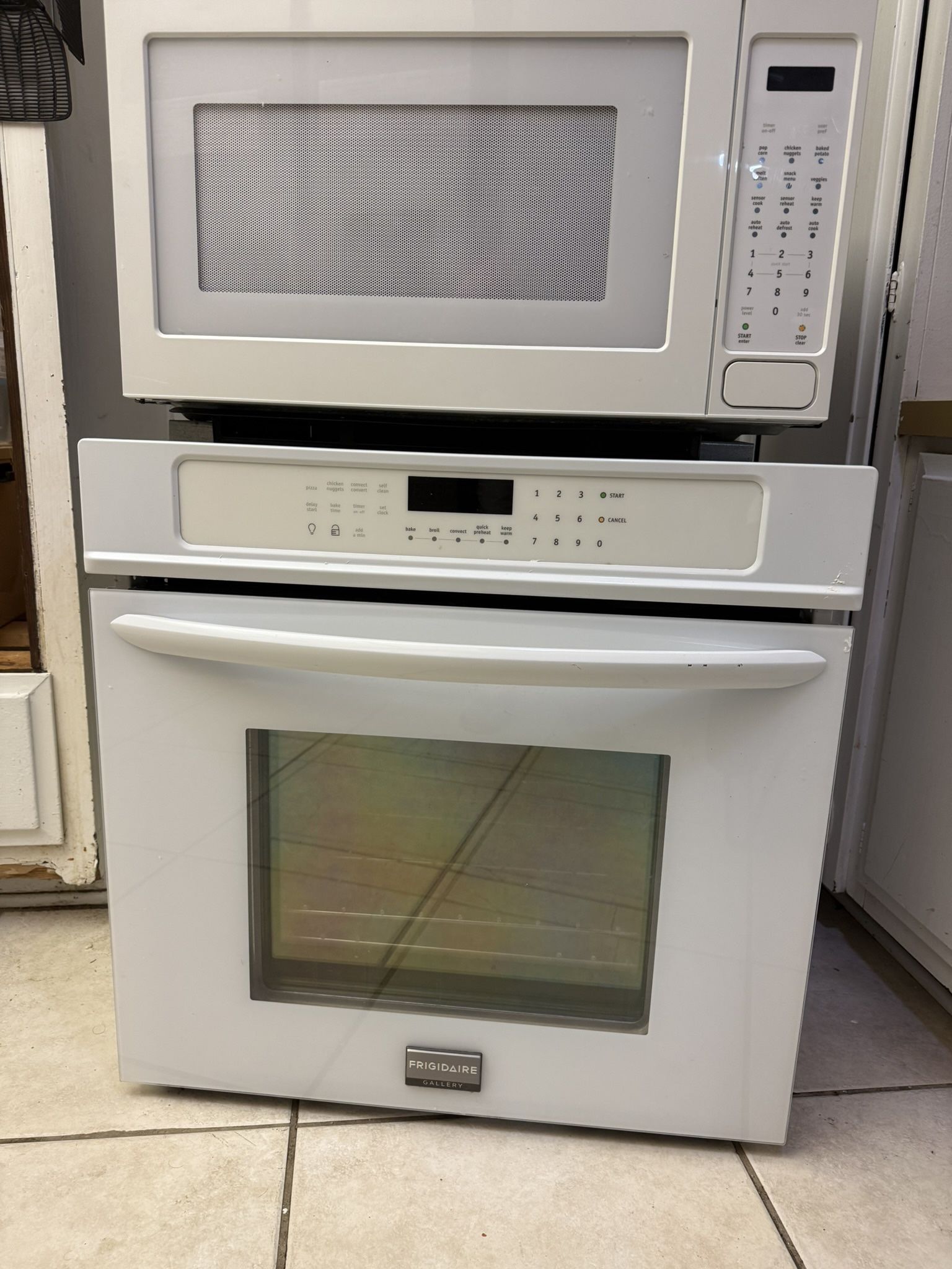 I’m are selling an Oven + Microwave, both of them are connected, comes with remote. The brand is FrigidAire, it’s used but like new.